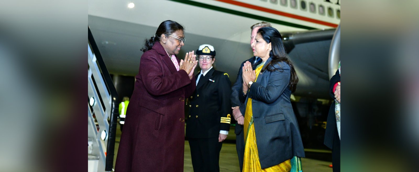 High Commissioner welcomed the Hon'ble President of India at Auckland Airport, New Zealand