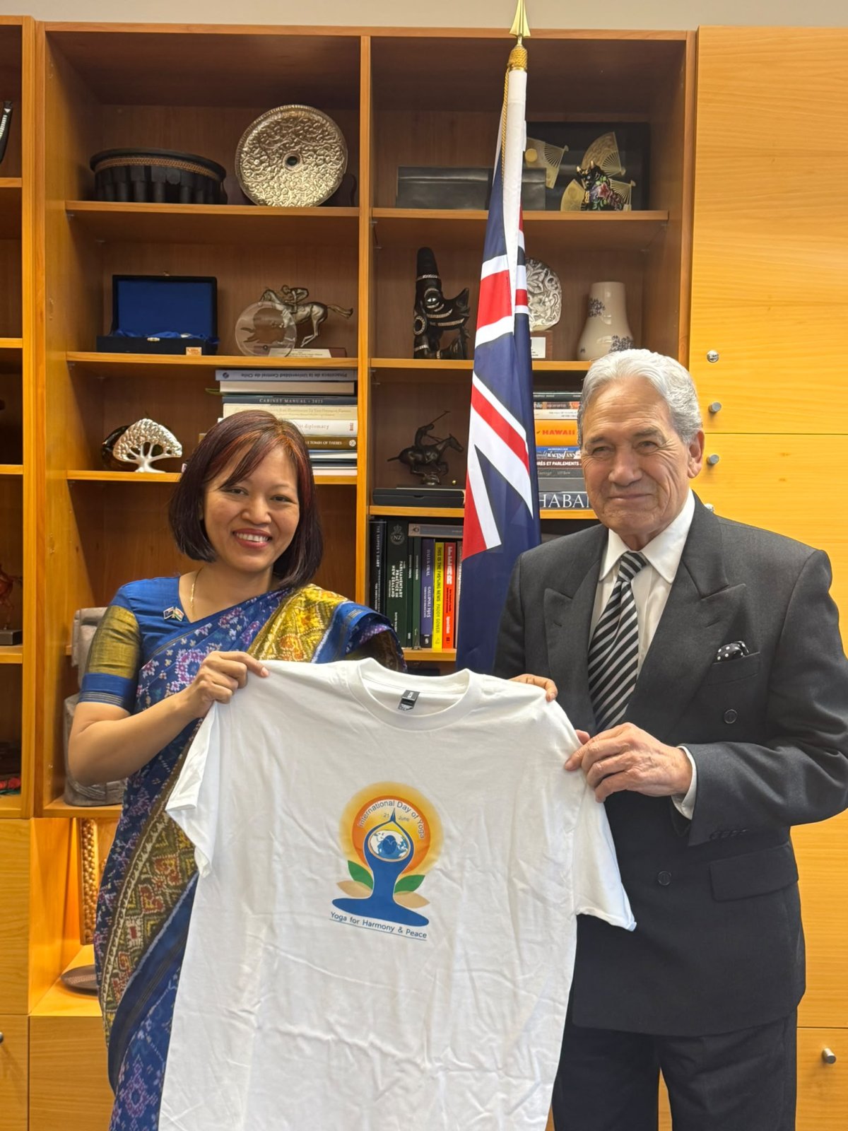 High Commissioner called on Rt. Hon. Winston Peters, Foreign Minister of New Zealand, and presented an IDY T-shirt
