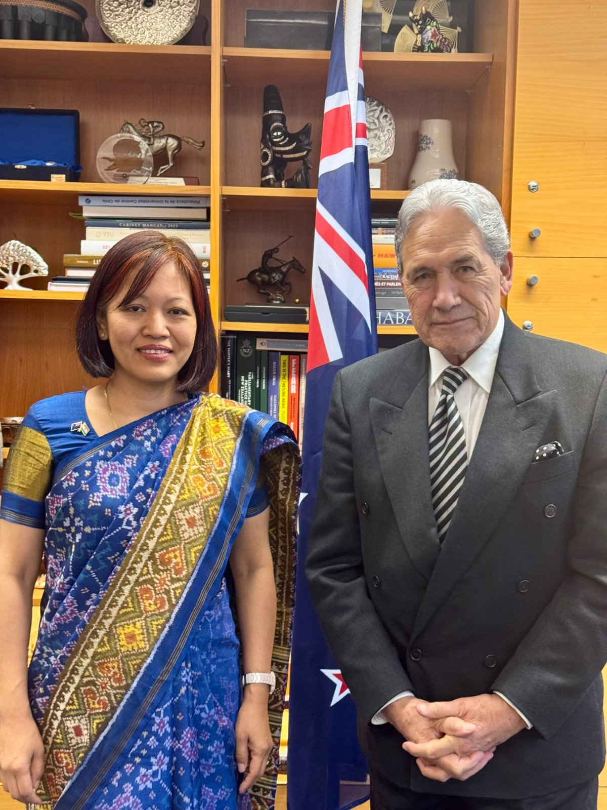 High Commissioner called on Rt. Hon. Winston Peters, Foreign Minister of New Zealand, and presented an IDY T-shirt