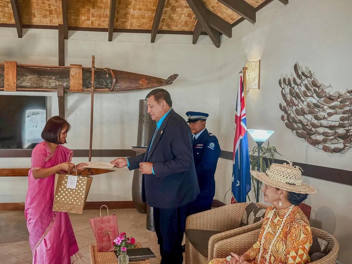 High Commissioner Muanpuii Saiawi presented her credentials to the King’s Representative of the Cook Islands H.E. Sir Tom Marsters and conveyed warm greetings on behalf of the President, the Govt and the people of India.